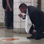 Mangia sul pavimento della metropolitana, per dimostrare la qualità dei suoi lavapavimenti